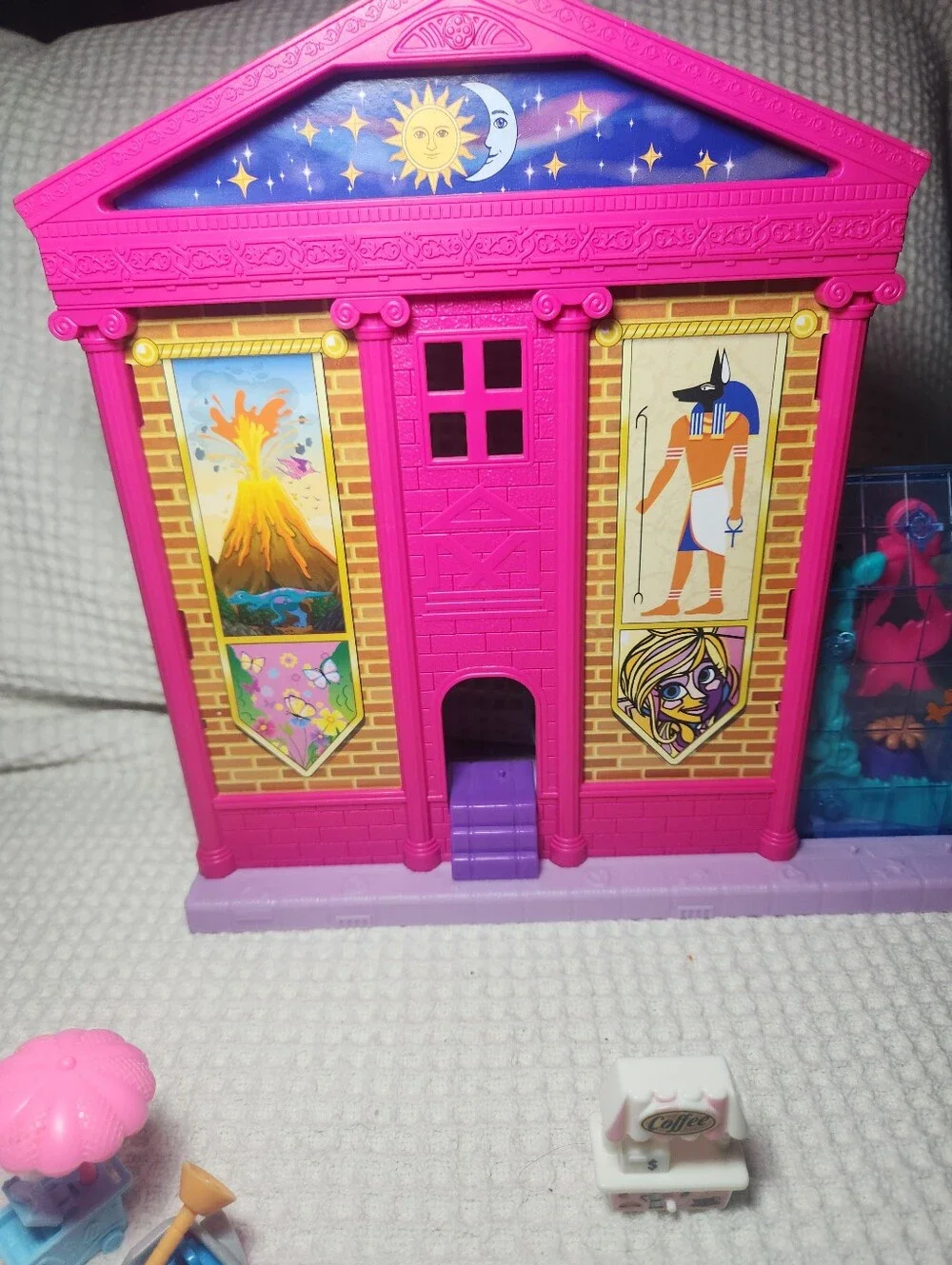 POLLY POCKET™ STARRING SHANI™ POLLYVILLE™ MIGHTY MUSEUM™ Playset Includes 17 Pcs